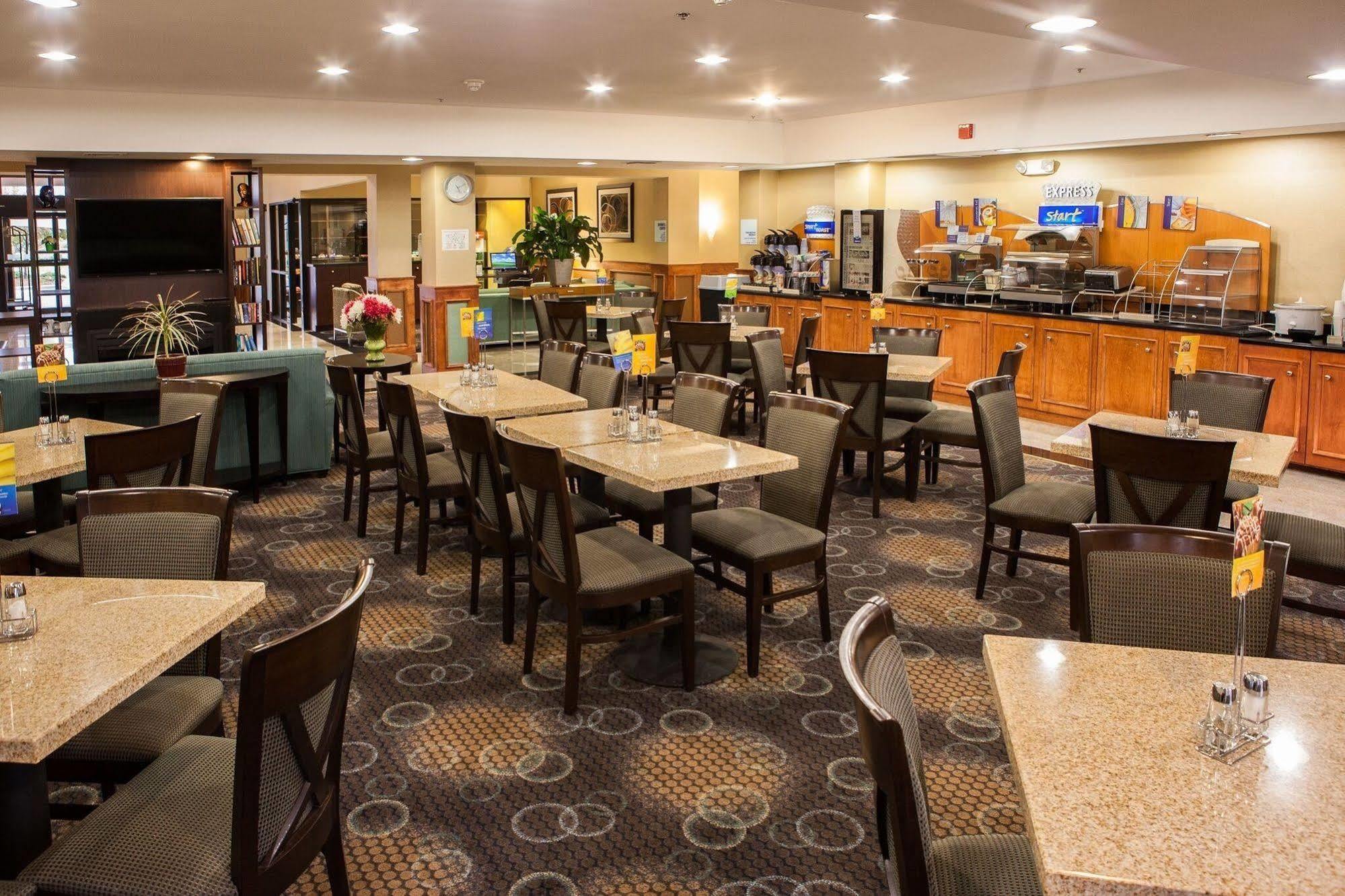 Holiday Inn Express Hotel & Suites Canton By Ihg Εξωτερικό φωτογραφία